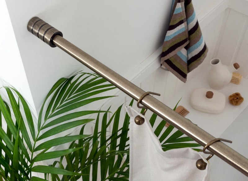 Corniche en métal de type télescopique dans la salle de bain
