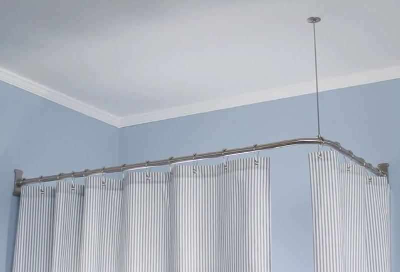 Corner cornice with suspension in the bathroom