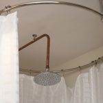 Shower cubicle with a round curtain rail