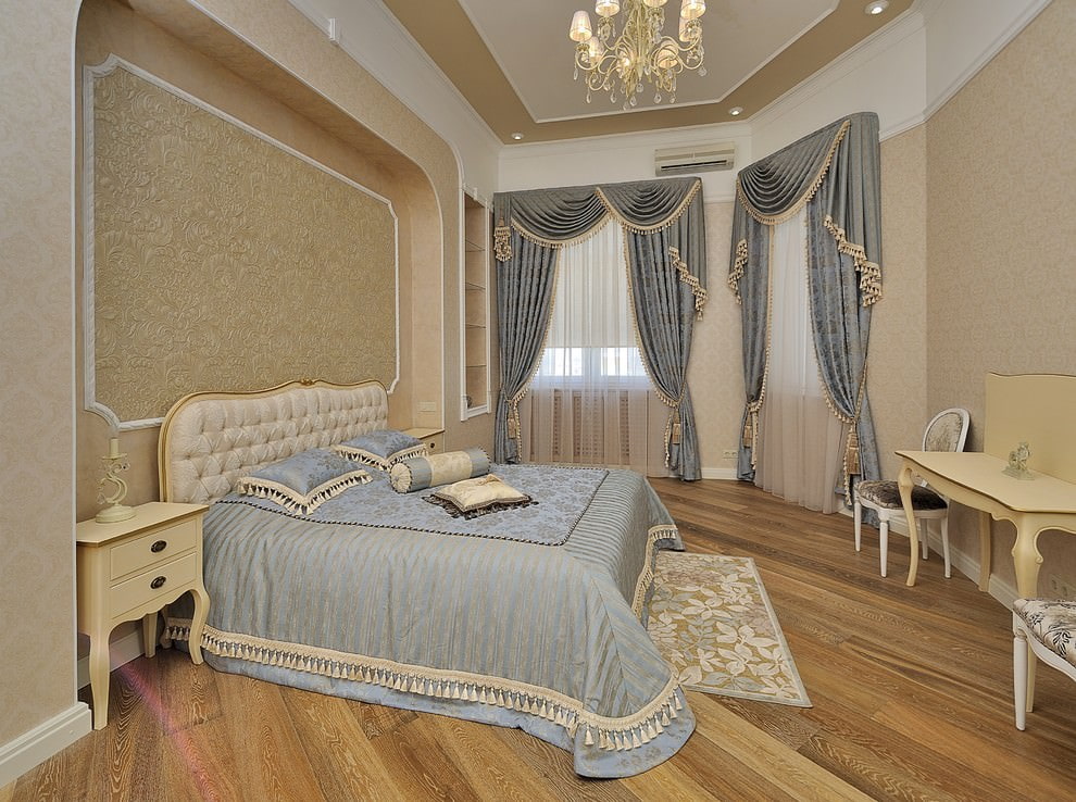 Rideaux avec lambrequin à l'intérieur d'une chambre à coucher classique