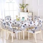 Un ensemble de housses pour chaises et nappes pour la table de salle à manger