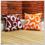 Oreillers marron et orange avec des boucles