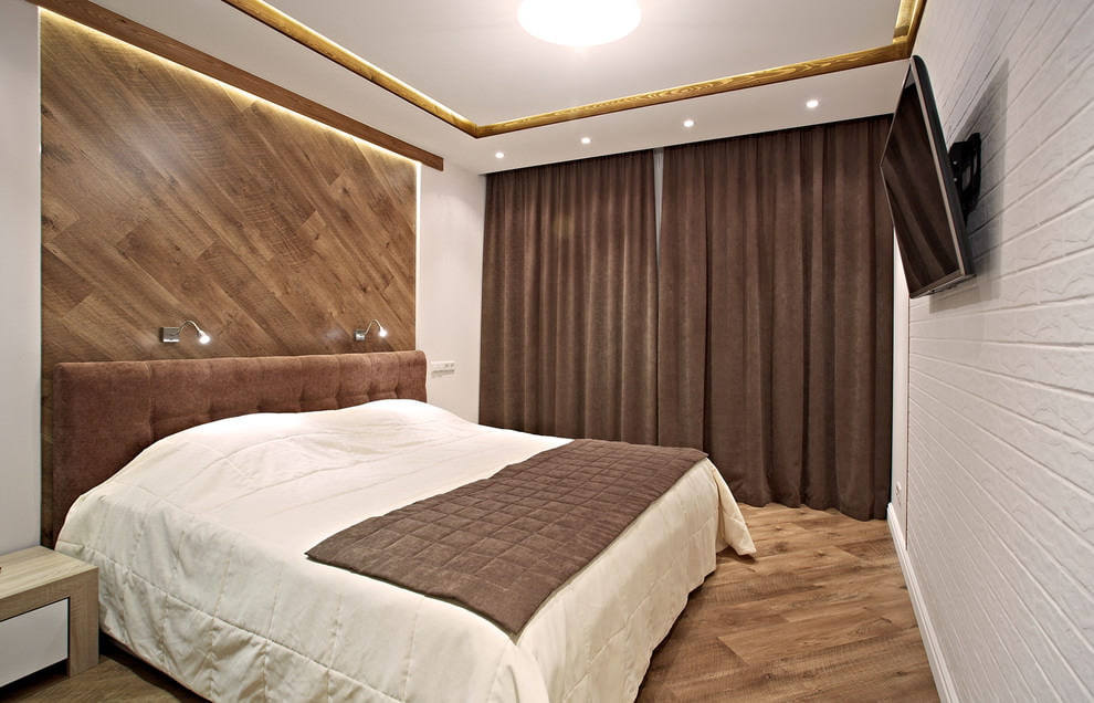 Rideaux marron foncé dans une chambre étroite