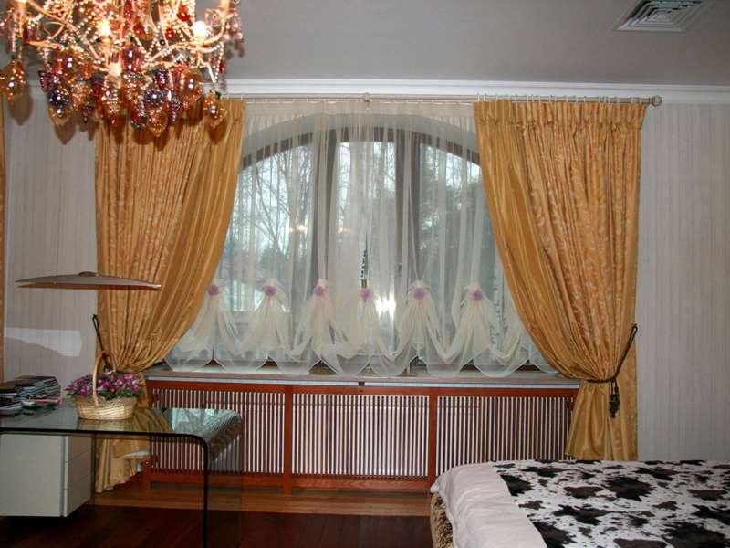Rideaux de tulle courts dans le salon