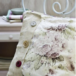 Oreiller de couleur avec des boutons dans le style de la Provence