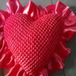 Beau coussin en satin avec un motif en relief