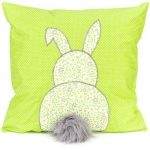 Bel oreiller avec lapin sur l'oreiller avec vos mains
