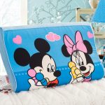Bel oreiller avec Mickey pour le berceau