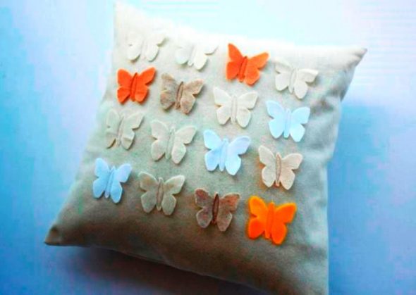 Coussin feutre papillon
