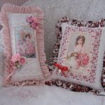 De beaux et élégants coussins avec des portraits s'intégreront à l'intérieur de la pièce dans le style provençal