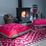 Beau coussin à motifs pour la cheminée