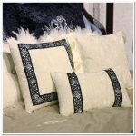 Beaux oreillers avec galets décoratifs et strass