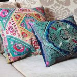Beaux oreillers avec des motifs brodés