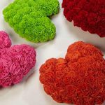 Beaux oreillers en forme de coeur de fleurs faites maison