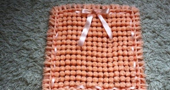 Plaid de pompons pour enfants