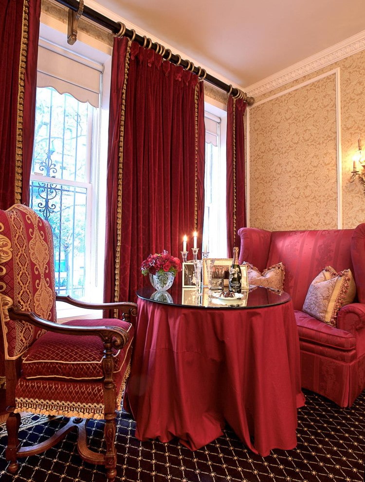 Nappe rouge sur la table du salon