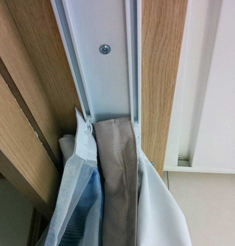 Mounting the ceiling aluminum cornice