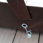 Une façon de fixer les rideaux de PVC au sol de la véranda