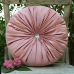 Taie d'oreiller rose ronde avec un bouton au centre