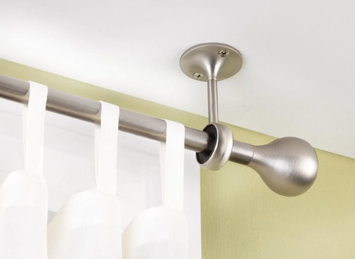 Round single-row cornice on the living room ceiling