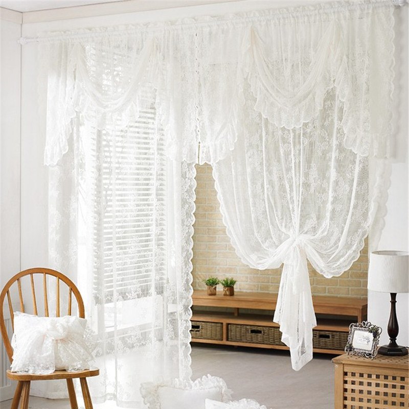 Porte décorée de tulle de dentelle