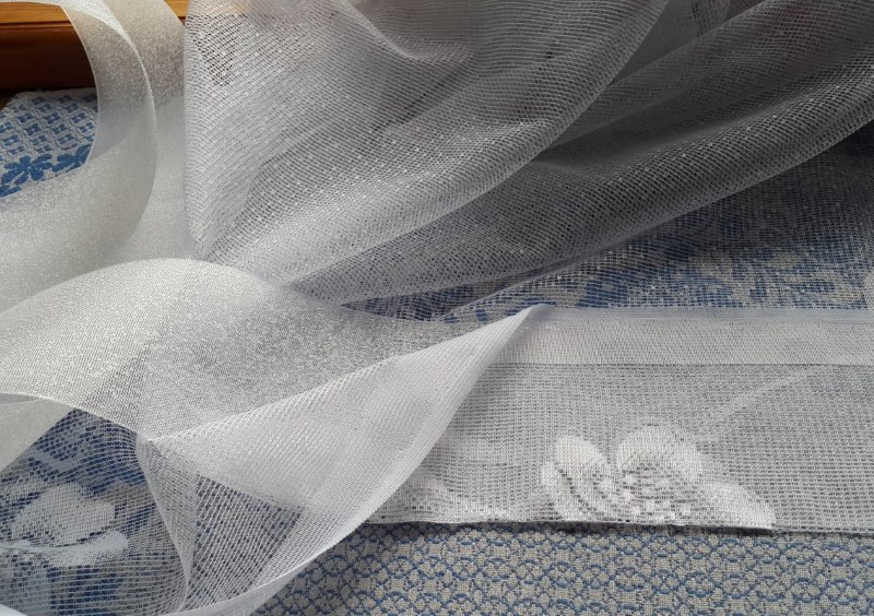 Installation de l'œillet sur le rideau de tulle transparent