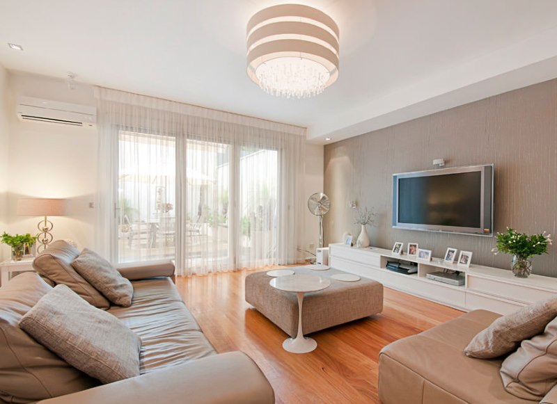 Grande fenêtre avec tulle blanc dans le salon