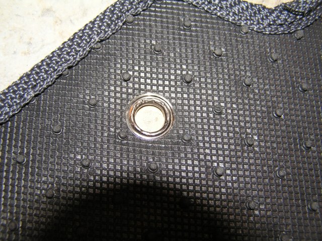 Installation de l'oeillet sur le tapis de voiture faites-le vous-même