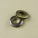 Deux oeillets avec fixation à vis