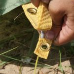 Fissare la tettoia della tenda con l'occhiello