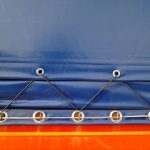 Fissaggio di una tenda del camion su occhielli