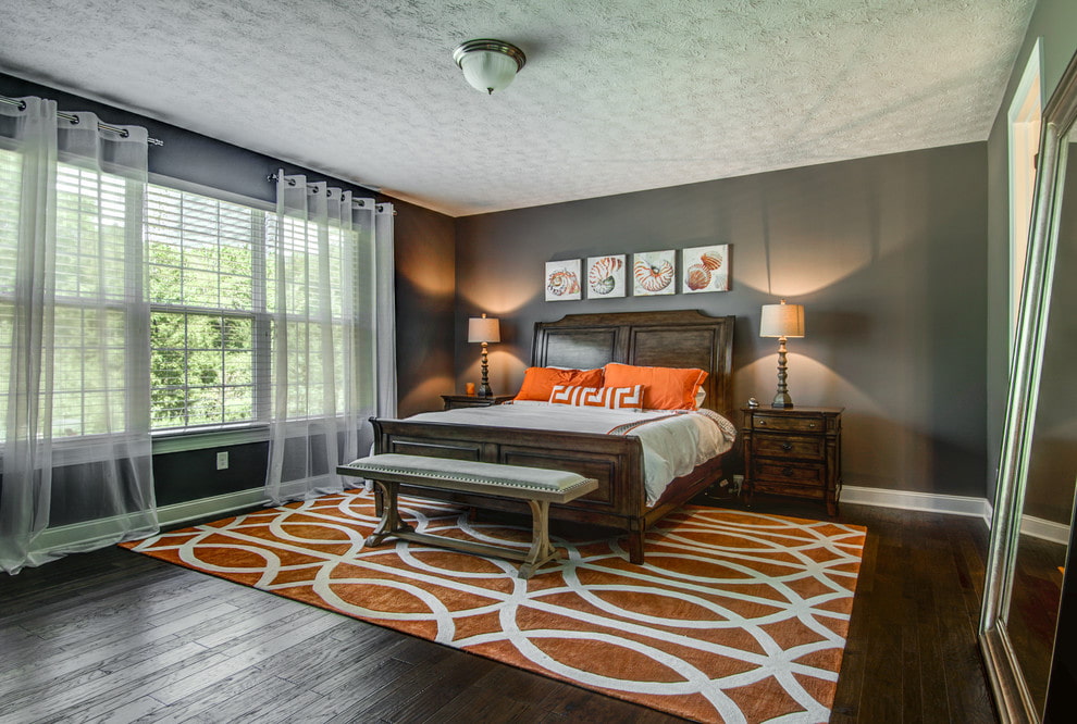 Chambre spacieuse avec tulle sur l'œillet