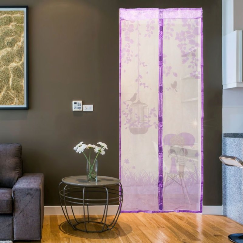 Rideau de moustiques lilas sur la porte