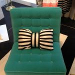 Petit coussin décoratif en forme d'arc pour une chaise