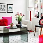 Petit salon avec des éléments décoratifs confortables.
