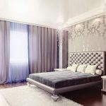Diseño de dormitorio con cortinas de tela gruesa.