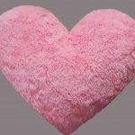 Oreiller en forme de coeur rose furry