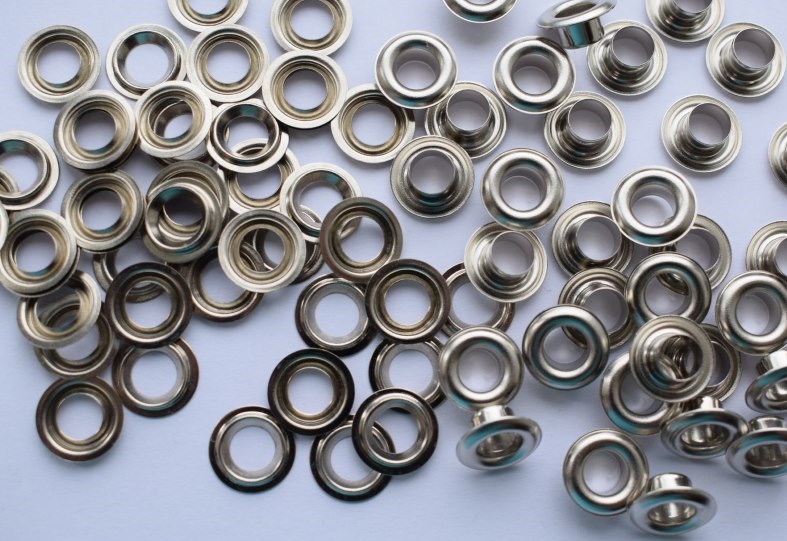 Oeillets nickelés pour auvent