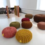 De nombreux poufs ronds pour les sièges en plein air