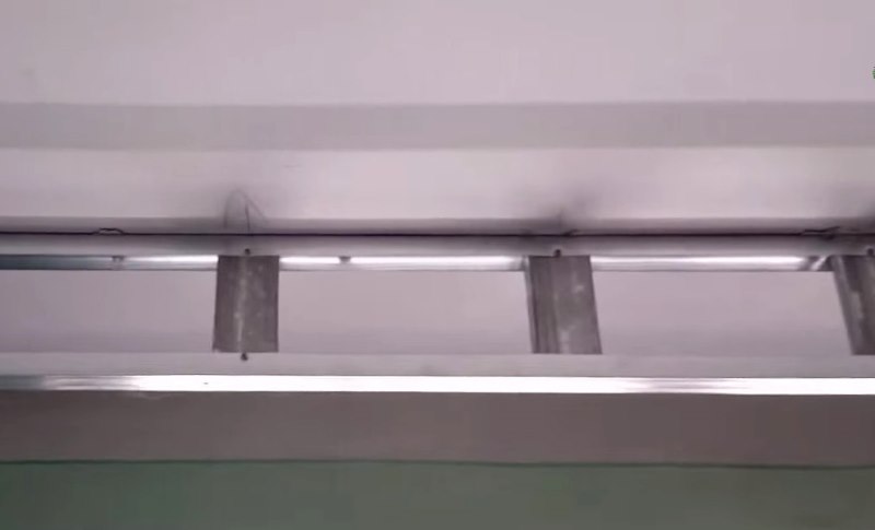 La construcción de un marco de nicho para los aleros del techo.
