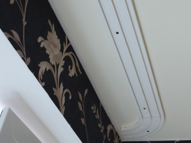 Installation of plastic cornice with a turn on the ceiling