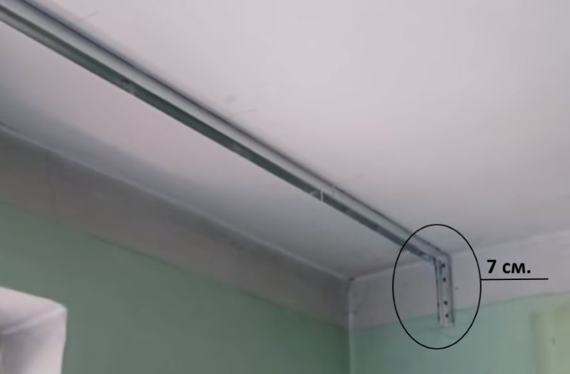 Instalación del perfil base del nicho de techo.