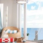 Style marin à l'intérieur avec coussins de sol