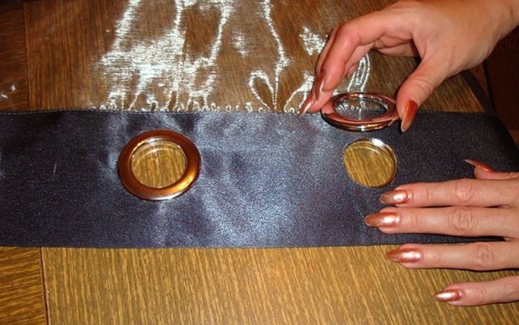 Sovrapposizione dell'anello sul gommino di bloccaggio