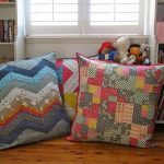 Coussins de sol dans la mini bibliothèque