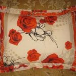 Taie d'oreiller avec coquelicots et oreilles sur les bords