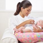 Petit oreiller confortable pour nourrir votre bébé