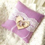 Oreiller de mariage doux et beau de couleur pourpre