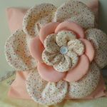 Oreiller délicat à la rose aux couleurs pastel