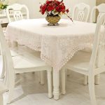 Nappe délicate pour une table ovale blanche comme neige